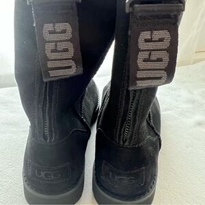 New UGG Classic Short Logo Zip Black Suede Sheepskin Women’s Boots Size 7